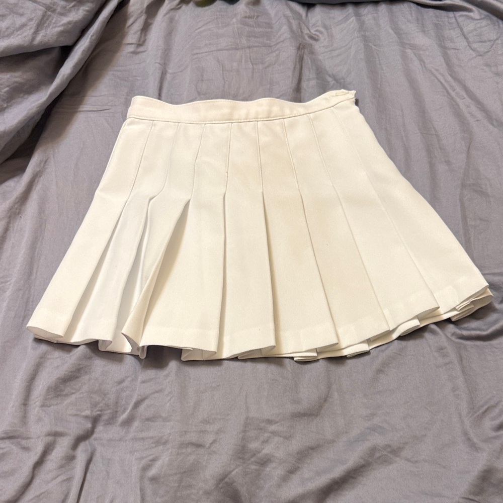 American Apparel Elegant White Pleated Skirt